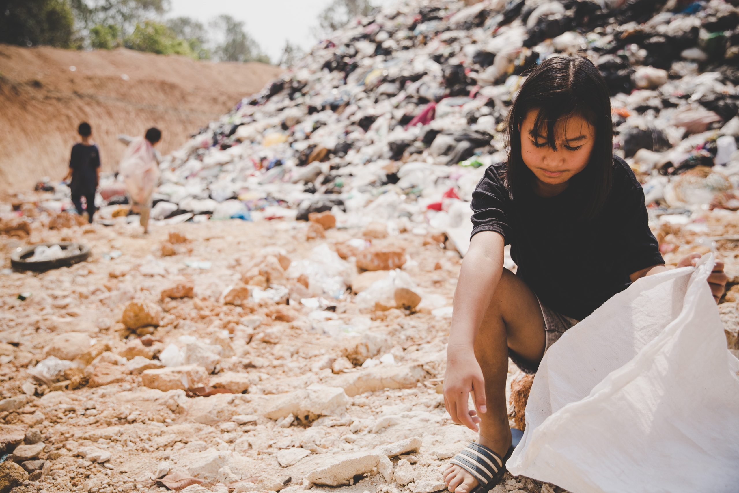 poor-children-collect-garbage-sale Elevora